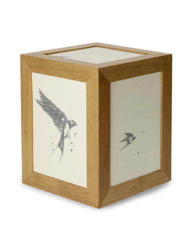 Kersen houten urn met zwaluwen decoratie